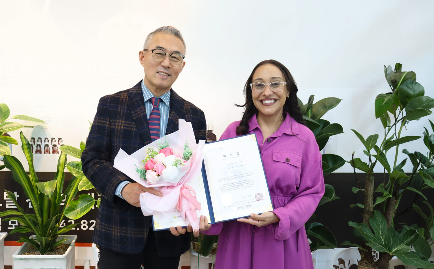Sheralish Cortés recibiendo su certificación IHSA